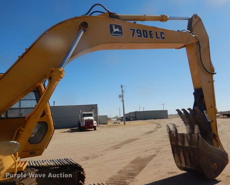 image for item DD4524 1993 John Deere 790E LC excavator