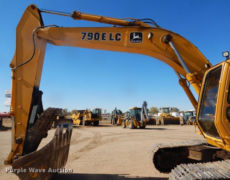 image for item DD4524 1993 John Deere 790E LC excavator