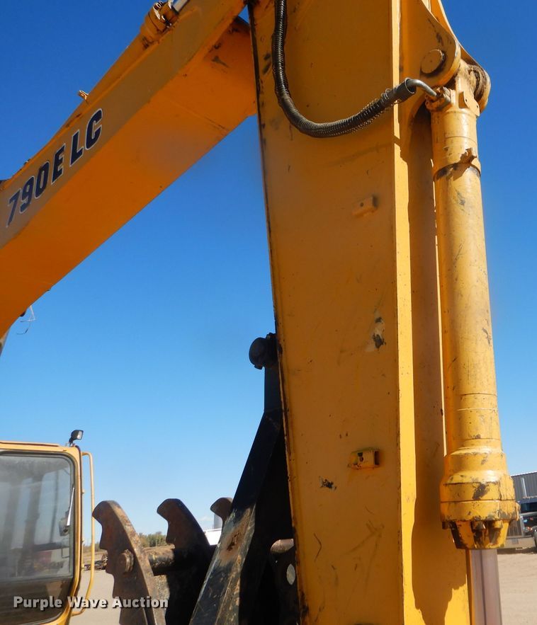 image for item DD4524 1993 John Deere 790E LC excavator