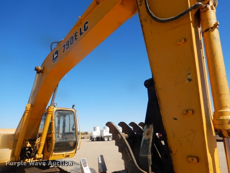 image for item DD4524 1993 John Deere 790E LC excavator