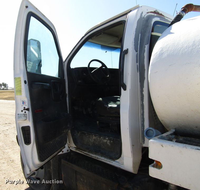 image for item DG0261 2008 Chevrolet C7500 tank truck