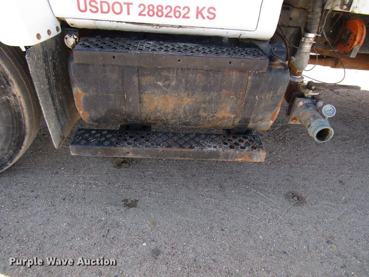 image for item DG0261 2008 Chevrolet C7500 tank truck