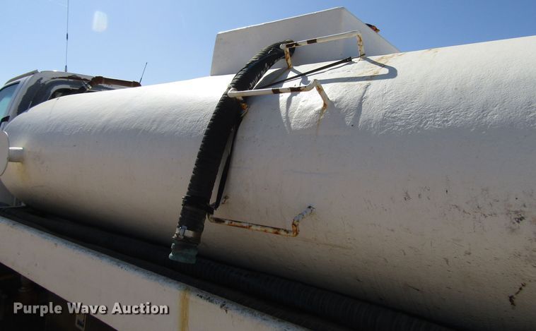 image for item DG0261 2008 Chevrolet C7500 tank truck