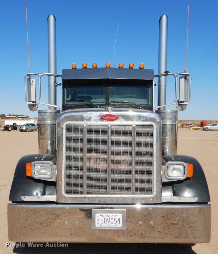 image for item DG0262 2007 Peterbilt 379 semi truck