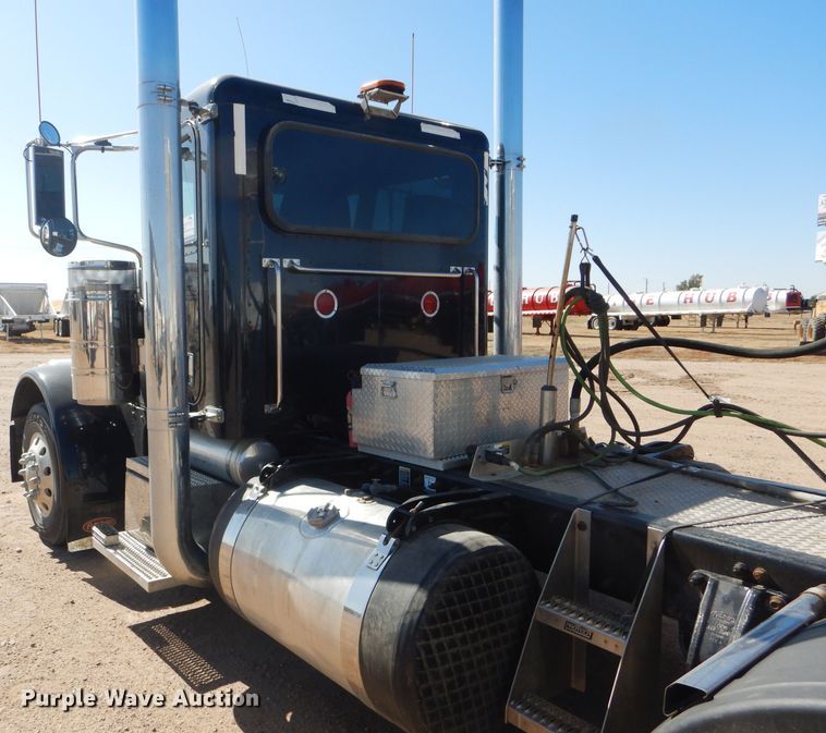 image for item DG0262 2007 Peterbilt 379 semi truck