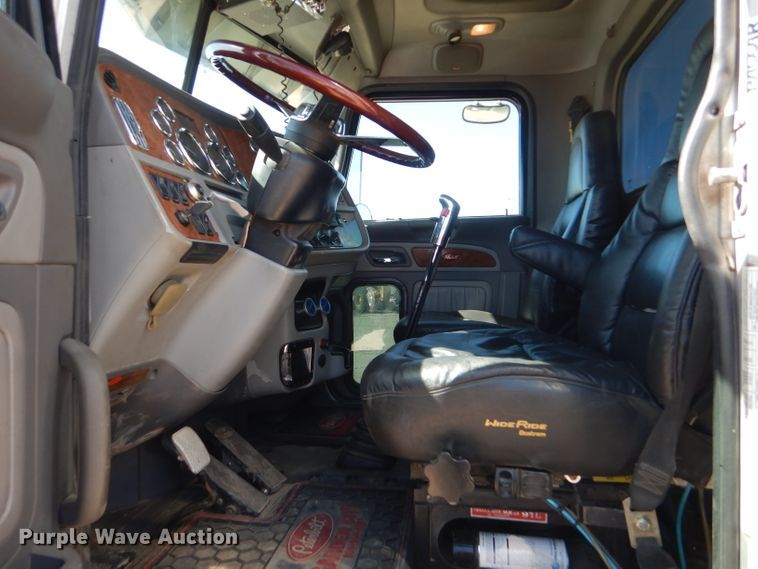 image for item DG0262 2007 Peterbilt 379 semi truck