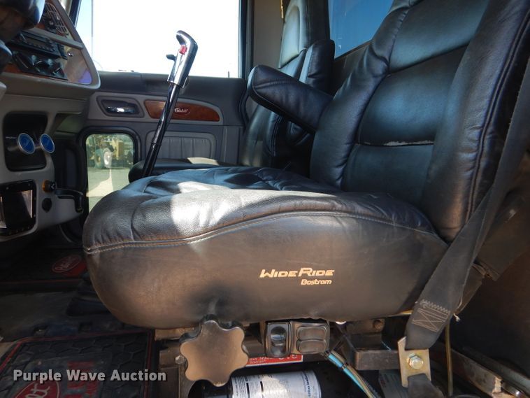 image for item DG0262 2007 Peterbilt 379 semi truck