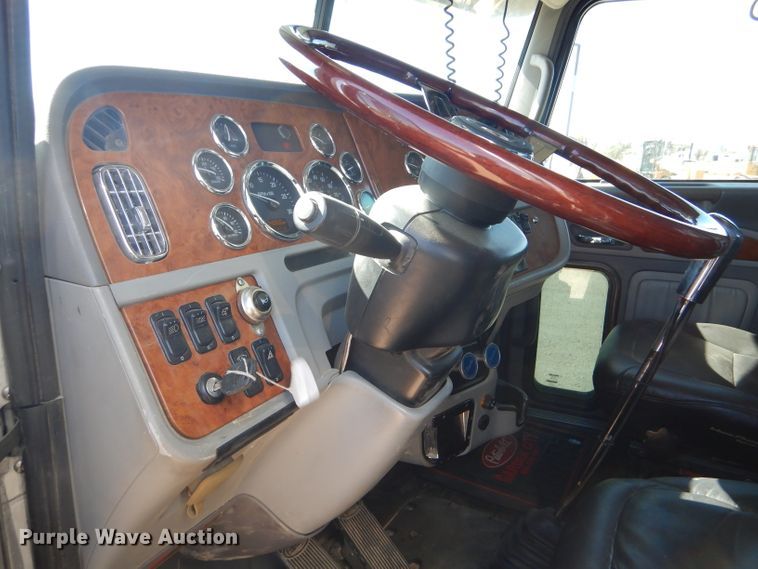 image for item DG0262 2007 Peterbilt 379 semi truck