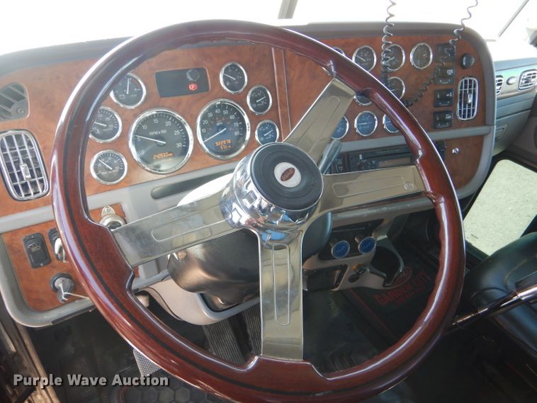 image for item DG0262 2007 Peterbilt 379 semi truck