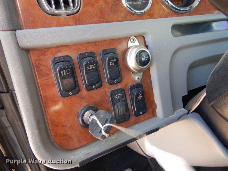 image for item DG0262 2007 Peterbilt 379 semi truck