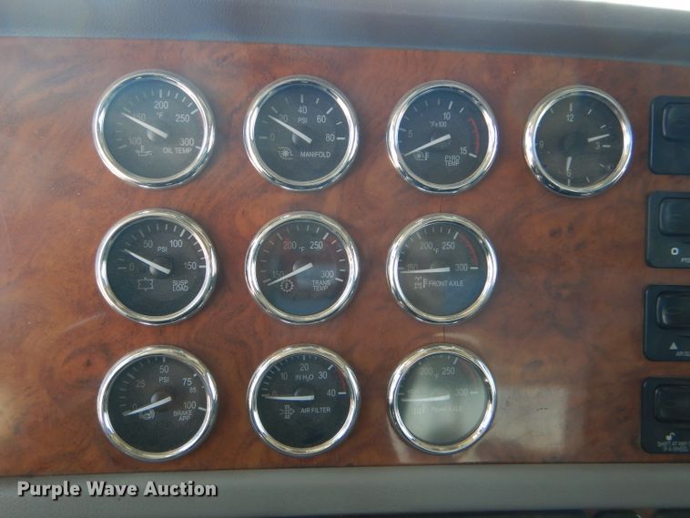 image for item DG0262 2007 Peterbilt 379 semi truck