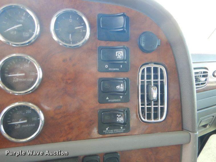 image for item DG0262 2007 Peterbilt 379 semi truck