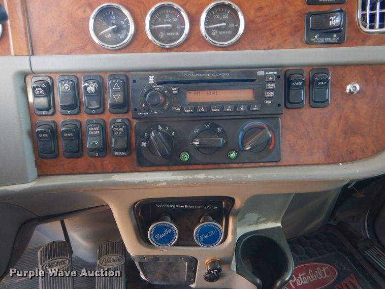 image for item DG0262 2007 Peterbilt 379 semi truck