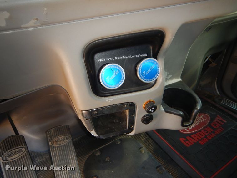 image for item DG0262 2007 Peterbilt 379 semi truck