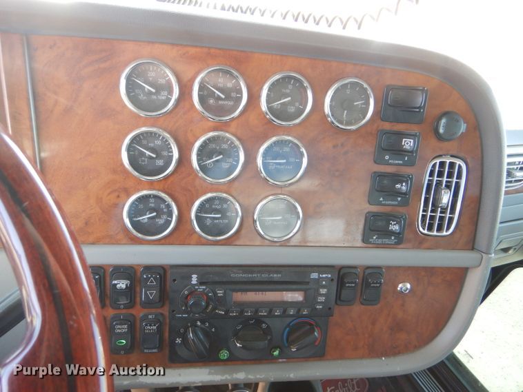 image for item DG0262 2007 Peterbilt 379 semi truck