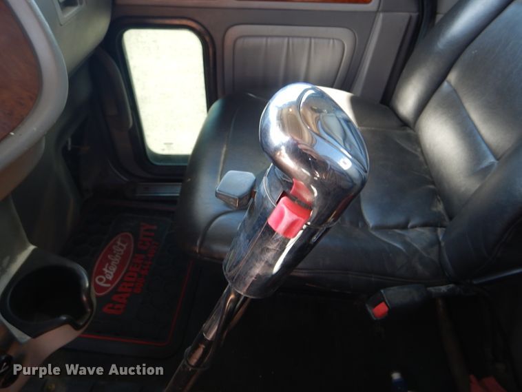 image for item DG0262 2007 Peterbilt 379 semi truck