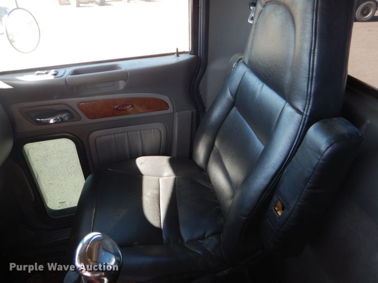 image for item DG0262 2007 Peterbilt 379 semi truck