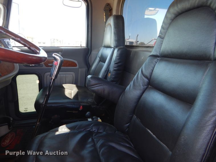 image for item DG0262 2007 Peterbilt 379 semi truck