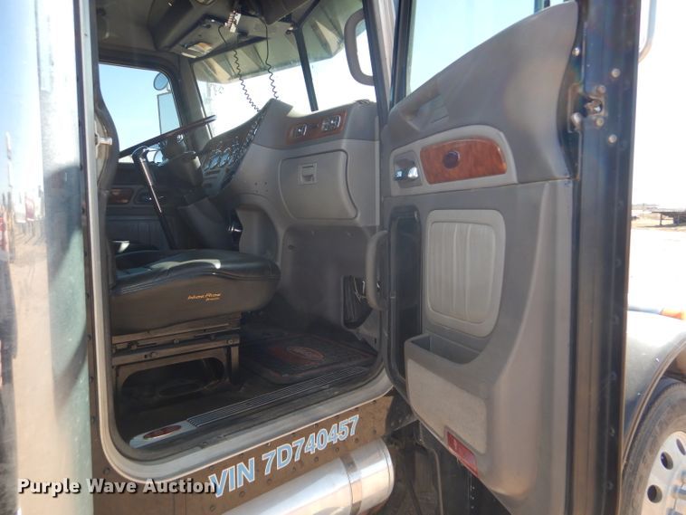 image for item DG0262 2007 Peterbilt 379 semi truck
