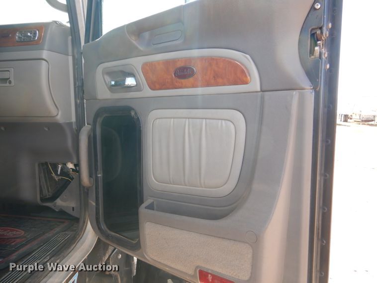 image for item DG0262 2007 Peterbilt 379 semi truck