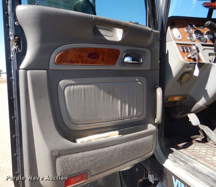 image for item DG0262 2007 Peterbilt 379 semi truck