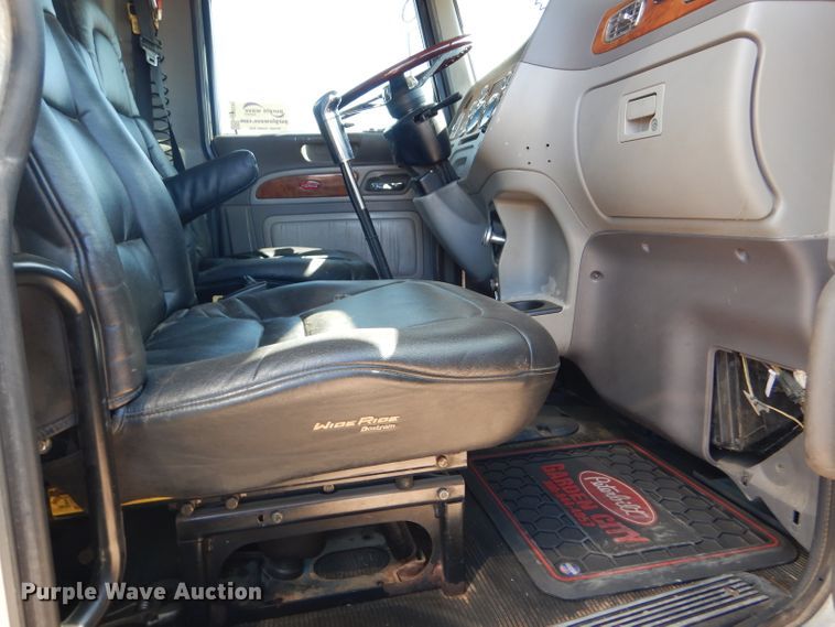 image for item DG0262 2007 Peterbilt 379 semi truck