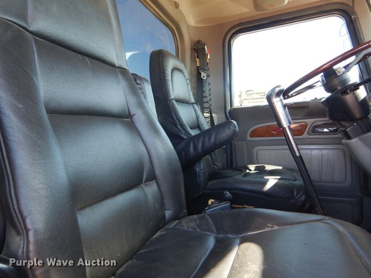 image for item DG0262 2007 Peterbilt 379 semi truck