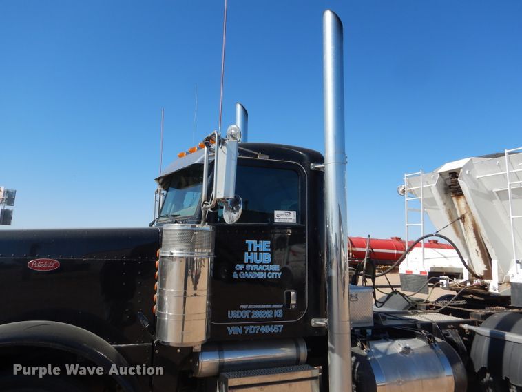 image for item DG0262 2007 Peterbilt 379 semi truck