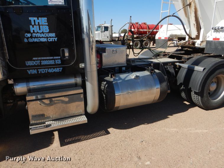 image for item DG0262 2007 Peterbilt 379 semi truck