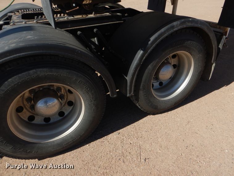 image for item DG0262 2007 Peterbilt 379 semi truck