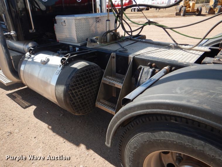 image for item DG0262 2007 Peterbilt 379 semi truck