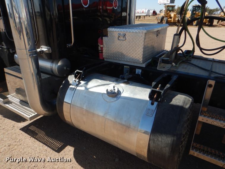 image for item DG0262 2007 Peterbilt 379 semi truck