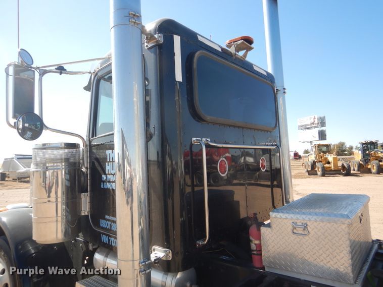 image for item DG0262 2007 Peterbilt 379 semi truck