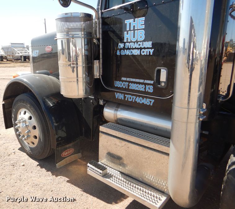 image for item DG0262 2007 Peterbilt 379 semi truck