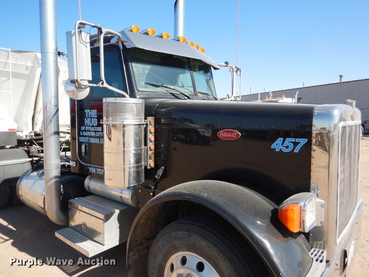 image for item DG0262 2007 Peterbilt 379 semi truck