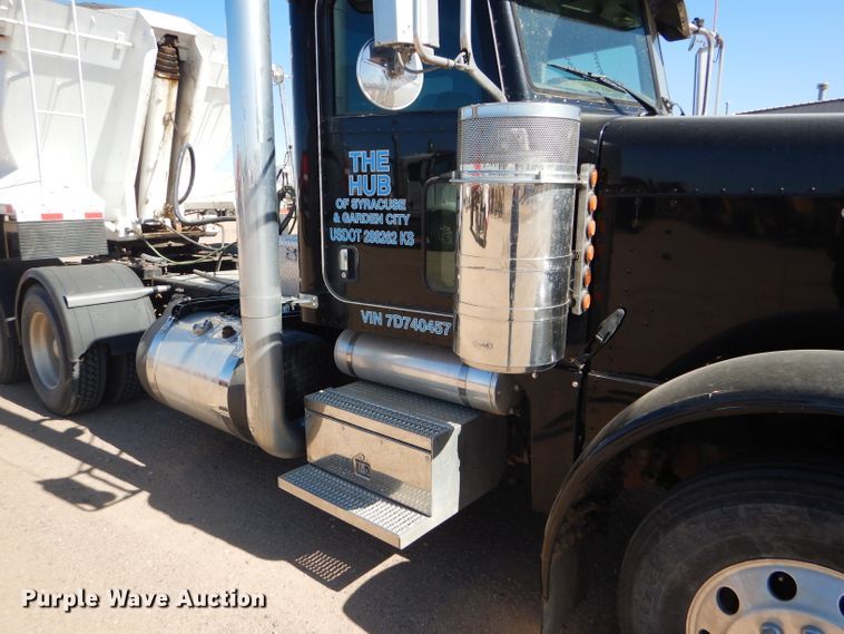 image for item DG0262 2007 Peterbilt 379 semi truck