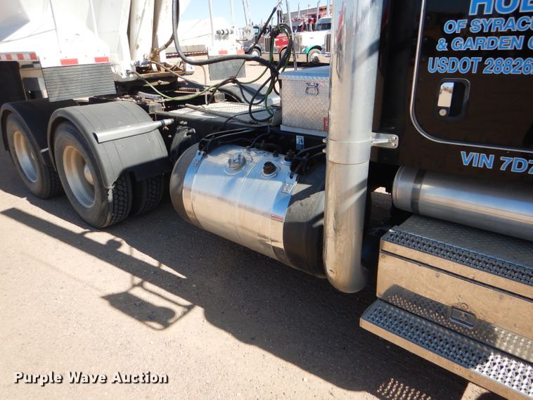 image for item DG0262 2007 Peterbilt 379 semi truck