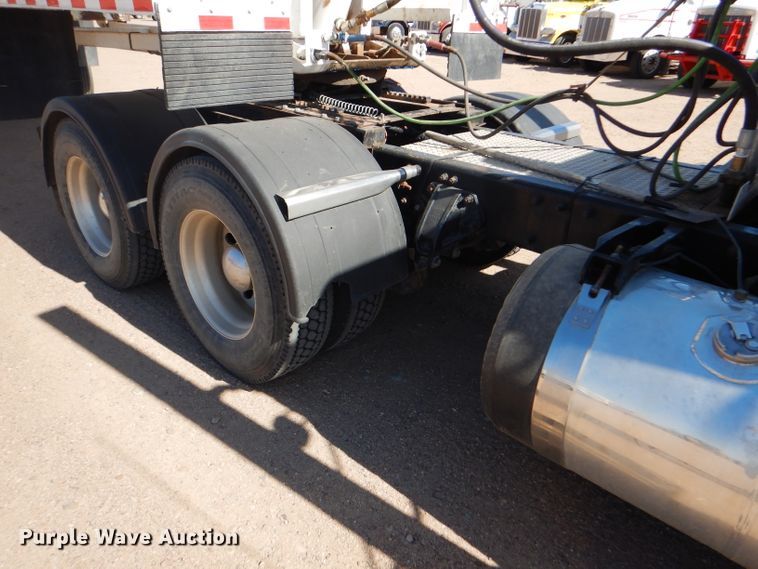 image for item DG0262 2007 Peterbilt 379 semi truck