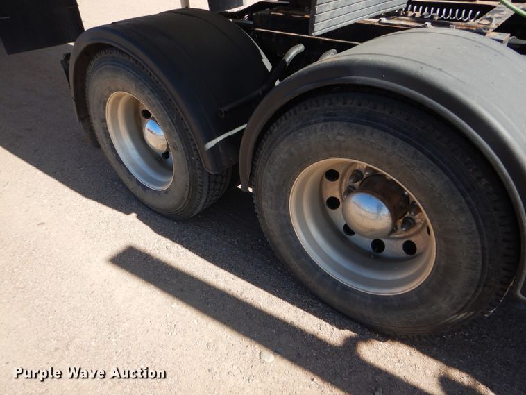 image for item DG0262 2007 Peterbilt 379 semi truck