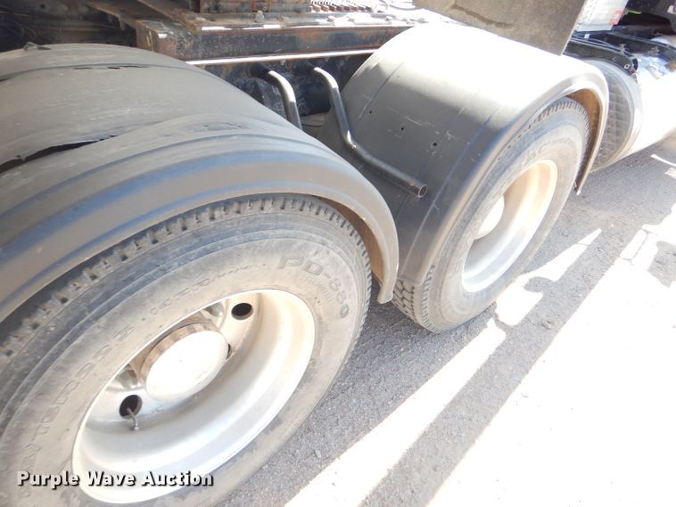 image for item DG0262 2007 Peterbilt 379 semi truck