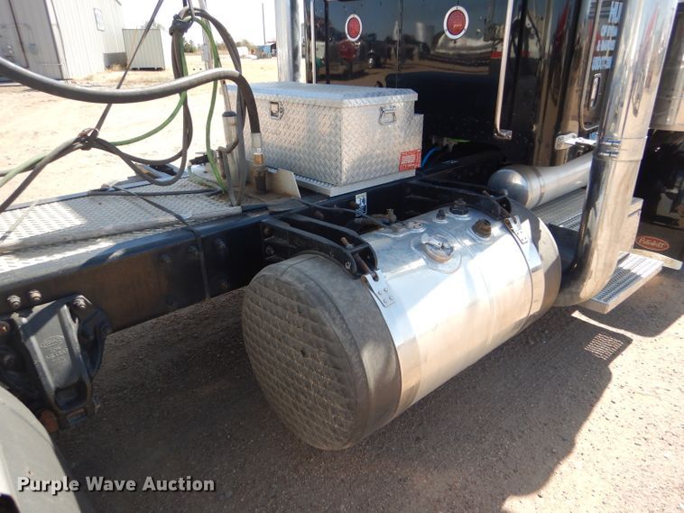 image for item DG0262 2007 Peterbilt 379 semi truck