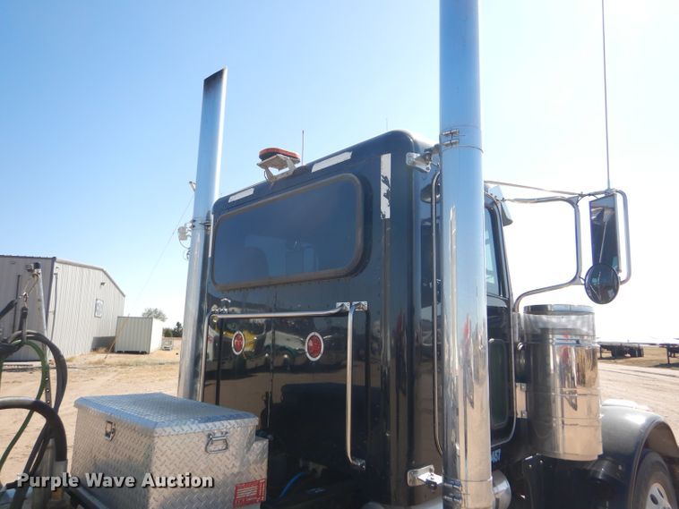 image for item DG0262 2007 Peterbilt 379 semi truck