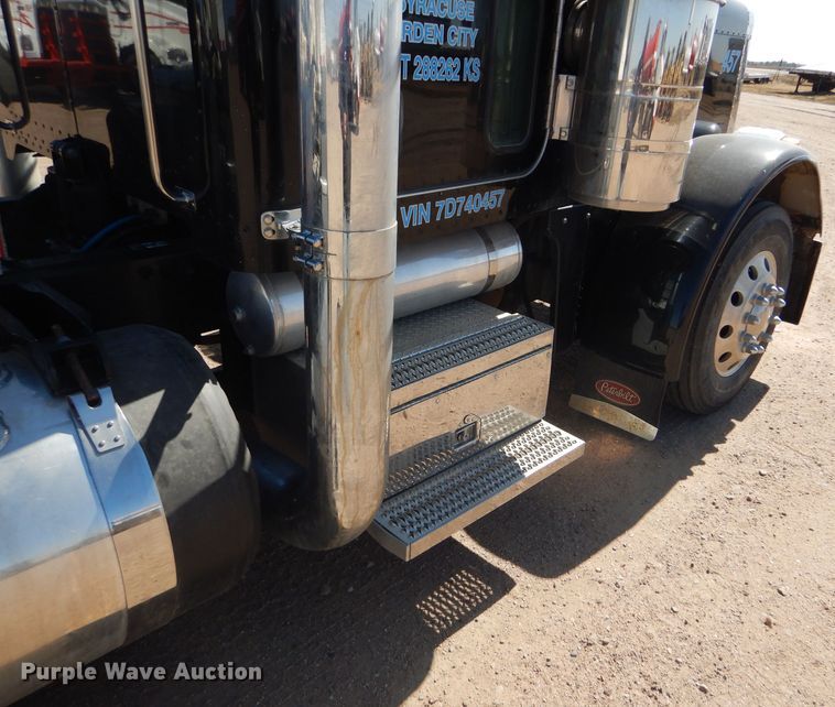 image for item DG0262 2007 Peterbilt 379 semi truck
