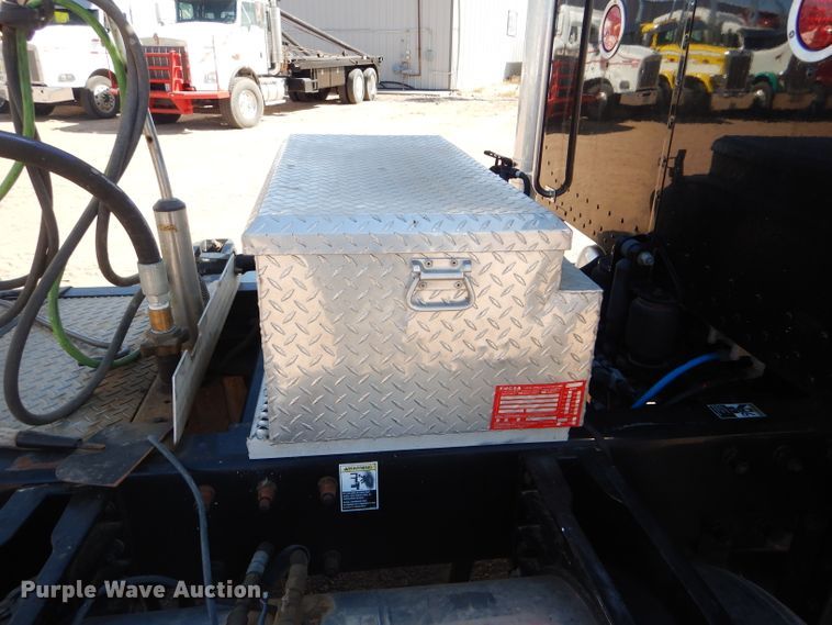 image for item DG0262 2007 Peterbilt 379 semi truck