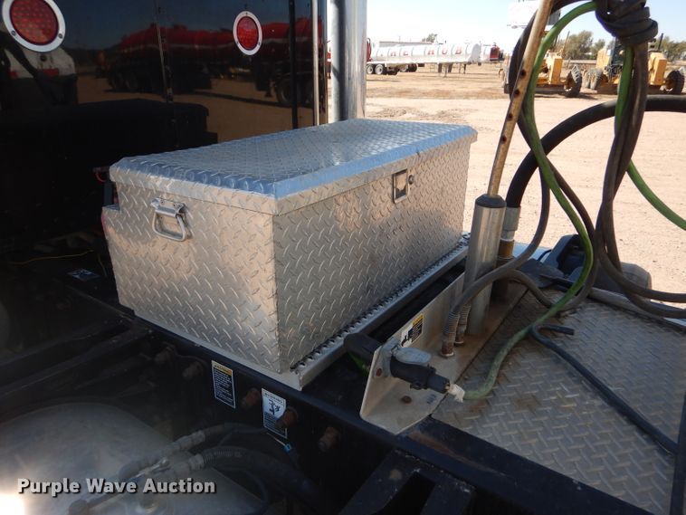 image for item DG0262 2007 Peterbilt 379 semi truck