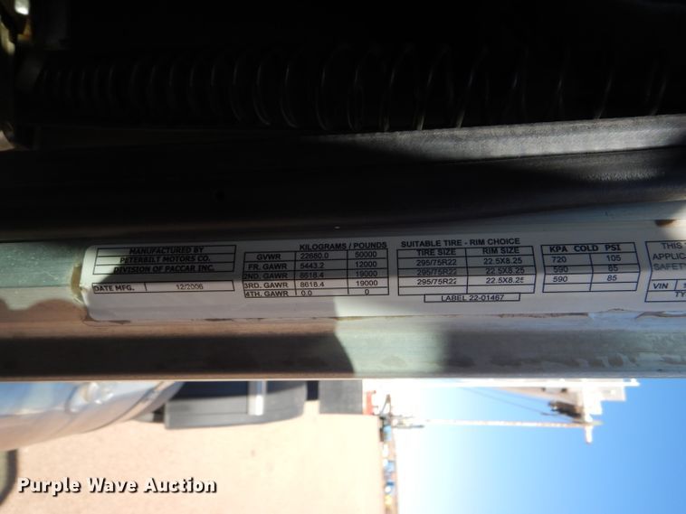 image for item DG0262 2007 Peterbilt 379 semi truck