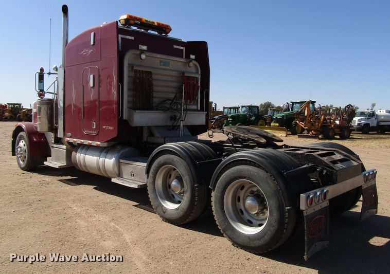 image for item DG0263 2003 Peterbilt 379 semi truck