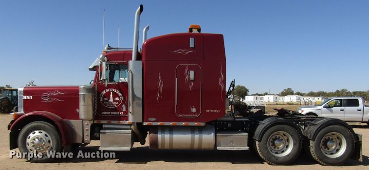 image for item DG0263 2003 Peterbilt 379 semi truck