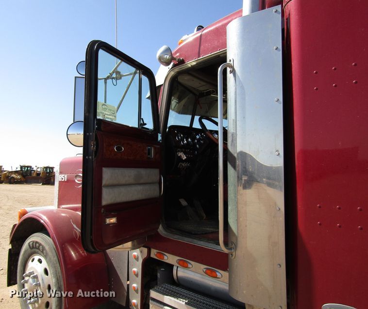 image for item DG0263 2003 Peterbilt 379 semi truck