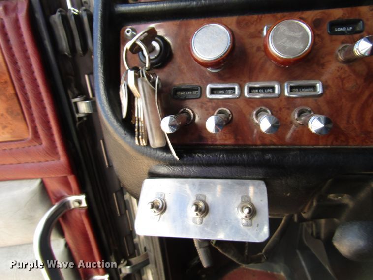 image for item DG0263 2003 Peterbilt 379 semi truck